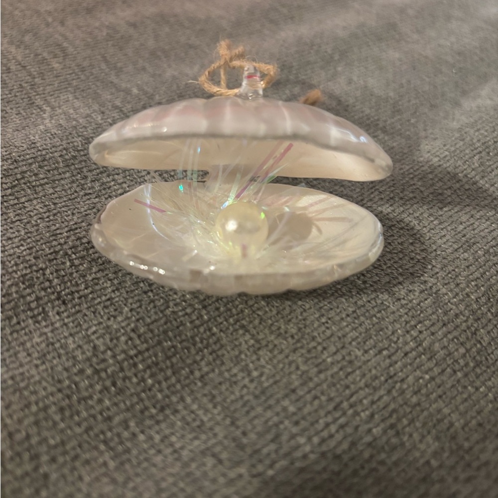 Clamshell ornament with pearl